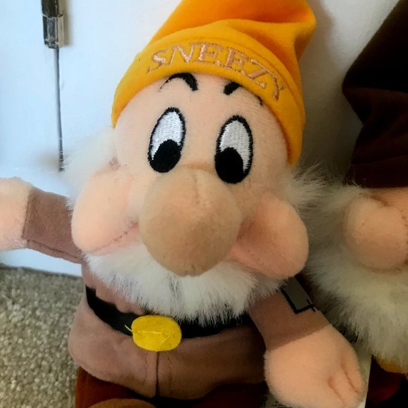 NWT 2 Rare DISNEY Dwarfs BASHFUL & SNEEZY - Picture 2 of 4